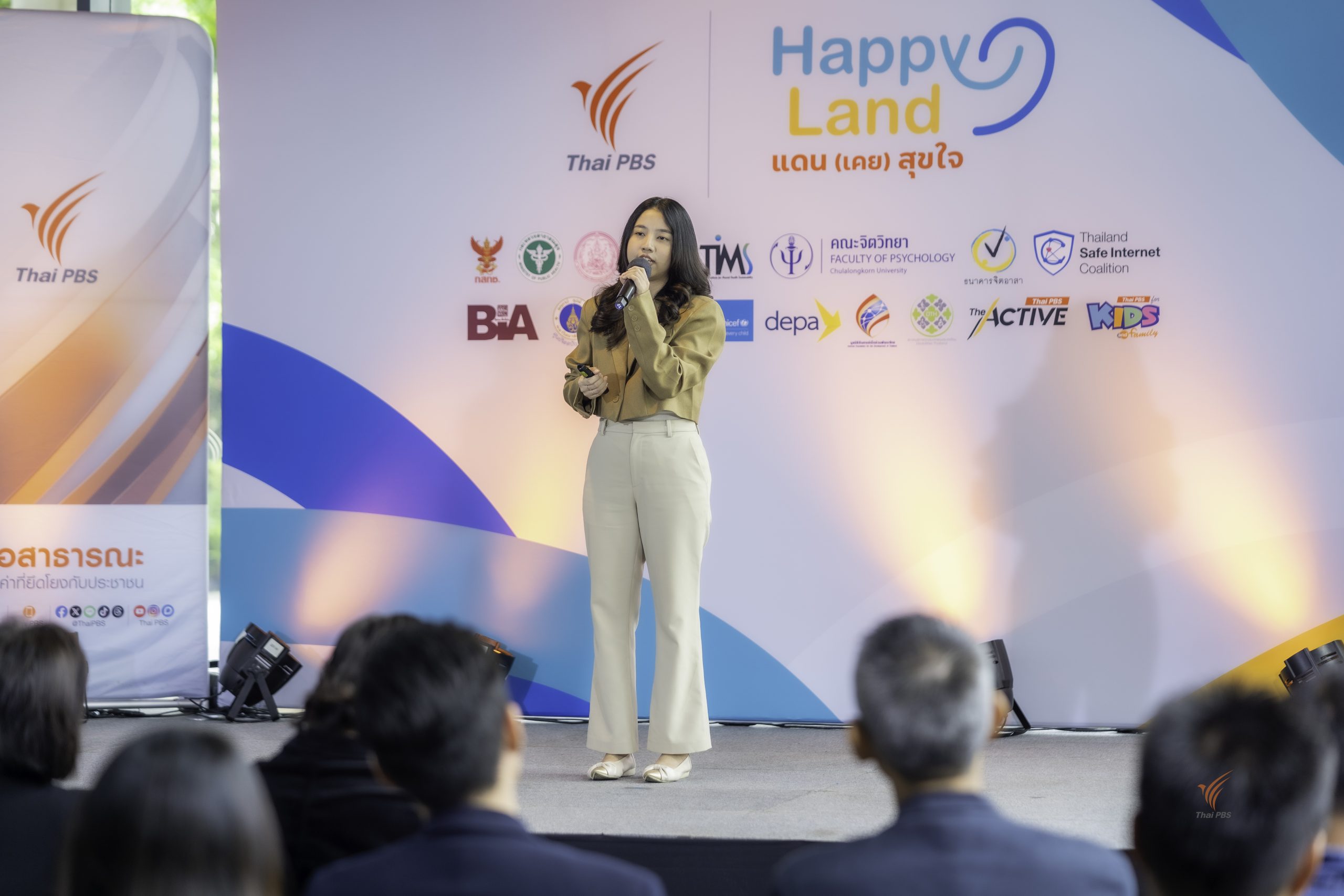 คุณพนิตพรรณ เอี่ยมนนท์ ฝ่ายสื่อสารองค์กร HITAP ขณะนำเสนอข้อมูลเรื่อง “ข่าวร้ายทำให้คนไทยป่วยใจจริงหรือไม่?”