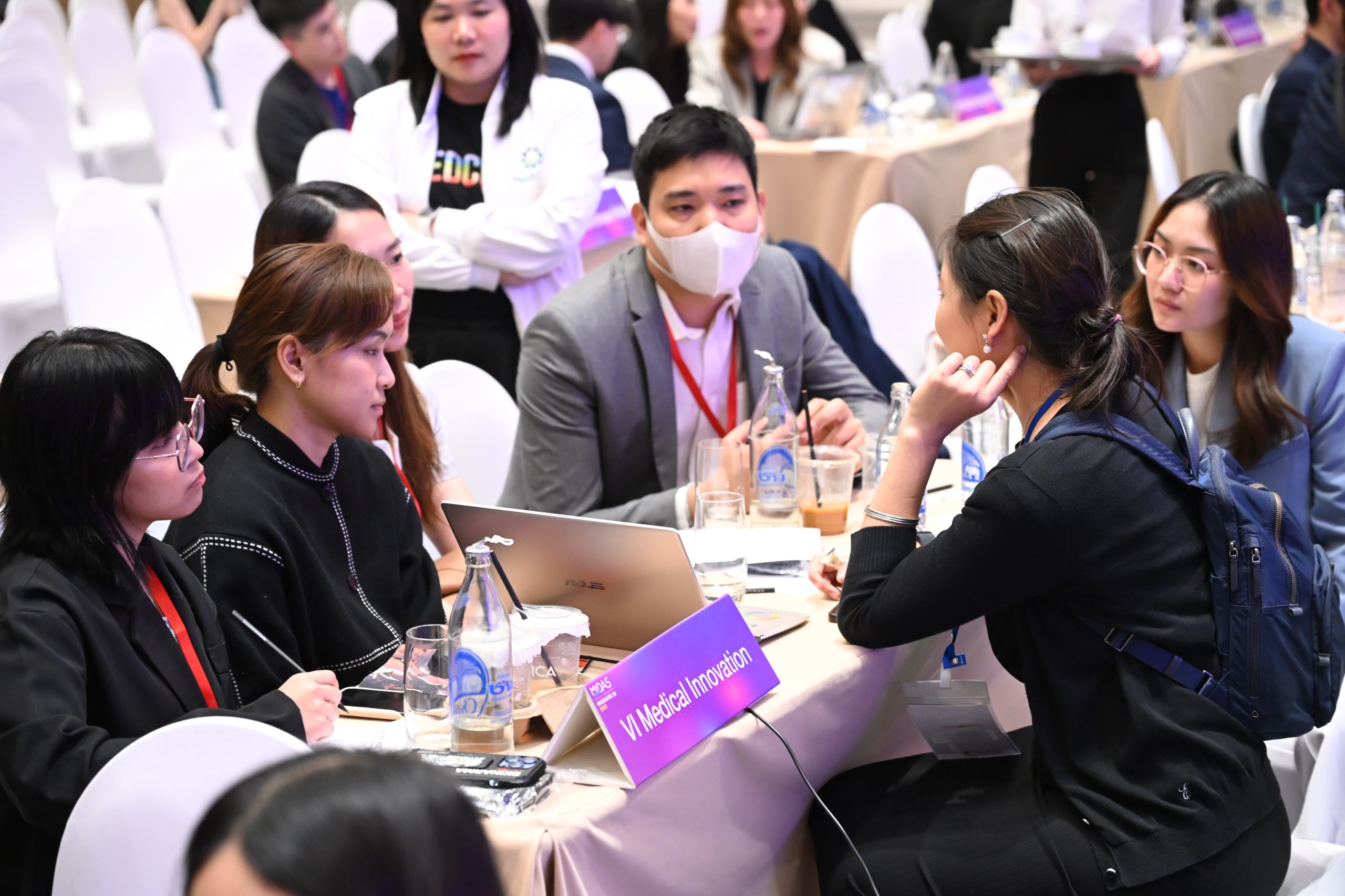 ผู้เชี่ยวชาญแลกเปลี่ยนประสบการณ์และให้คำแนะนำแก่ทีมผู้เข้าแข่งขัน เพื่อการปรับปรุงและพัฒนานวัตกรรม