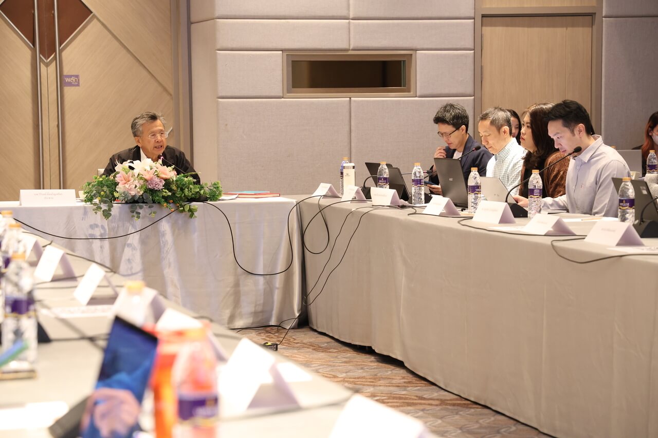 ดร. นพ.วิโรจน์ ตั้งเจริญเสถียร ประธานในการประชุม