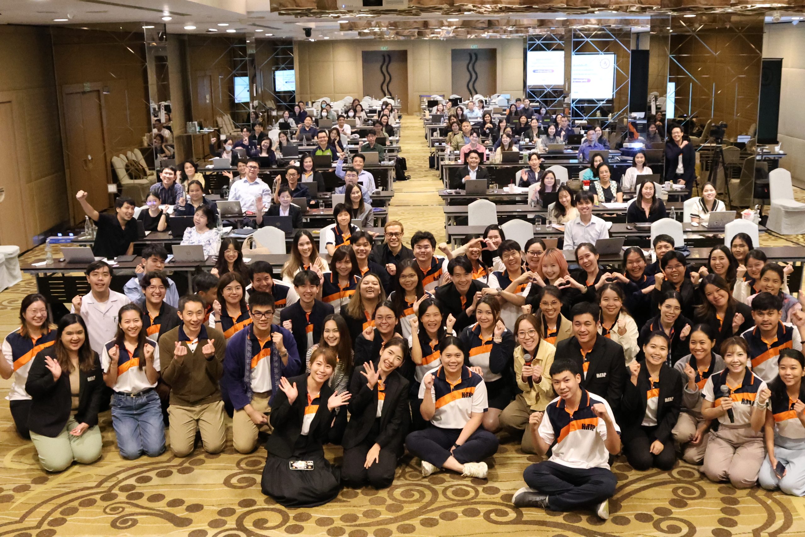 ตัวอย่างภาพบรรยากาศความประทับใจจากการอบรม EE ครั้งที่ 19 ประกอบด้วยทีมวิทยากร ผู้เชี่ยวชาญ และผู้เข้าร่วมอบรม โดยในปีนี้ EE20 พร้อมสานต่อการอบรมคุณภาพและการเรียนรู้ร่วมกันอีกครั้ง