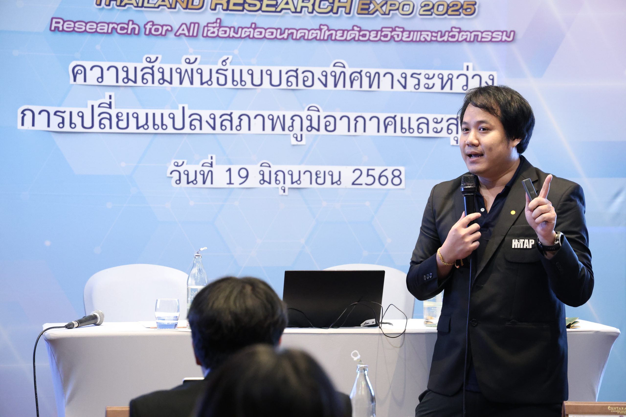 คุณธนกร เจริญกิตติวุฒ ผู้ช่วยวิจัยจากฝ่ายเศรษฐศาสตร์สิ่งแวดล้อม หนึ่งในวิทยากรในงานเสวนาวิชาการเรื่อง “ความสัมพันธ์แบบสองทิศทางระหว่างการเปลี่ยนแปลงสภาพภูมิอากาศและสุขภาพ”
